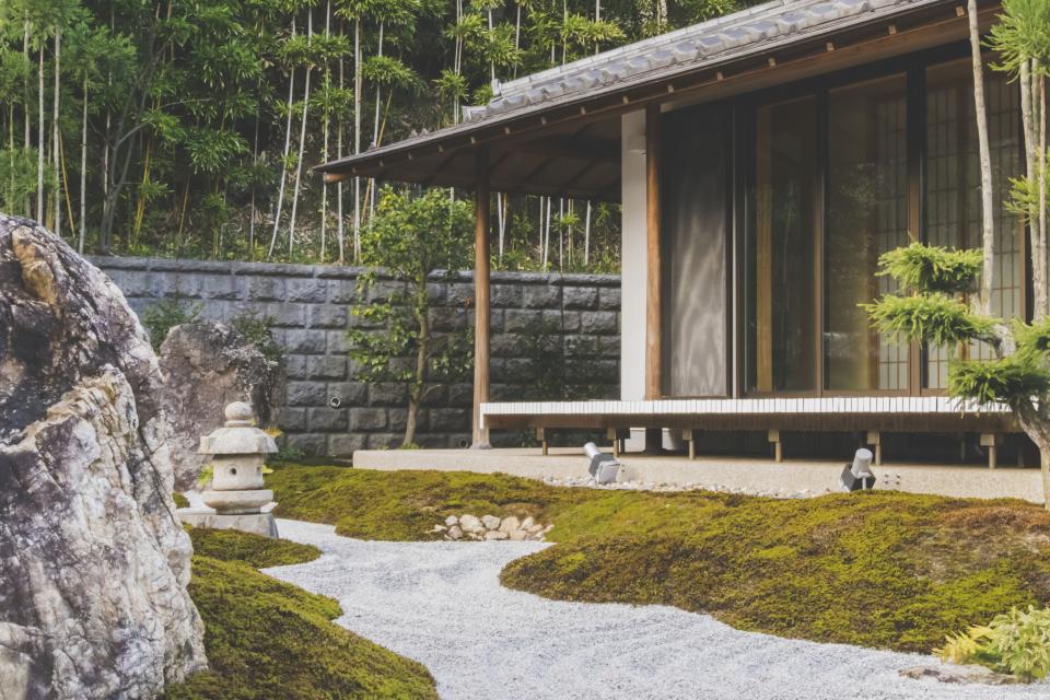 苔庭のむこうに建つ和の庵