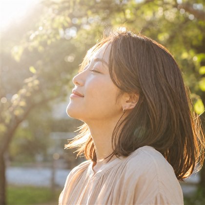 木漏れ日の中で目を閉じる店主かおり（AI生成イメージ）